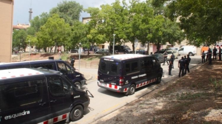 Els Mossos han acompanyat els operaris de la companyia elèctrica © ACN