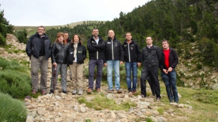 Foto de grup a l'estació de Vallter 2000 amb el conseller de Territori, Santi Vila, al centre © ACN