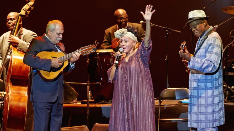 Omara Portuondo (centre) acomiadant-se del públic de Peralada © Toti Ferrer