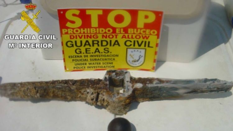 La part de l'àncora romana datada inicialment entre els segles II i III aC i la bola de canó © ACN