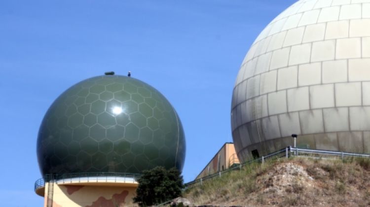 El Pení, amb les dues esferes (la nova en segon terme) fins que instal·lin el nou radar © ACN