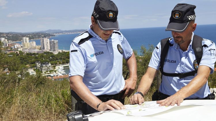 Dos agents de la Policia Local de Platja d'Aro