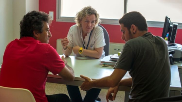 Professionals de la Fundació Tutelar atenent persones que tenen sota tutela © ACN