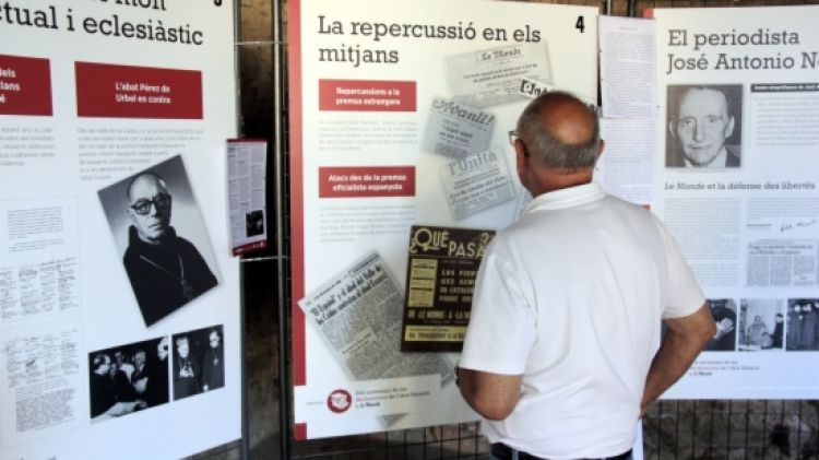 Un visitant observant l'exposició © ACN