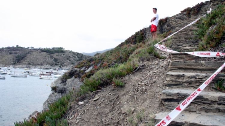 Un socorrista revisa la zona pròxima on s'ha després la roca © ACN