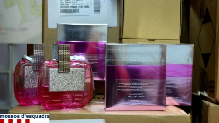 Part dels perfums que els Mossos d'Esquadra han aconseguit recuperar © ACN