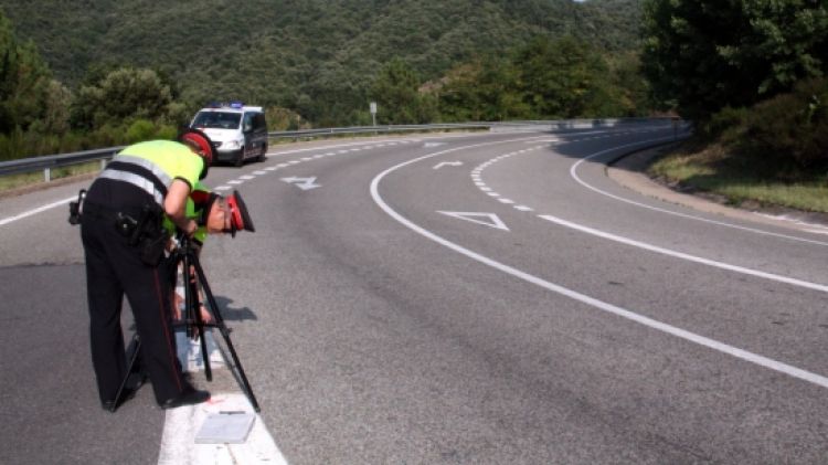 Dos agents dels Mossos d'Esquadra inspeccionen el punt de l'accident © ACN