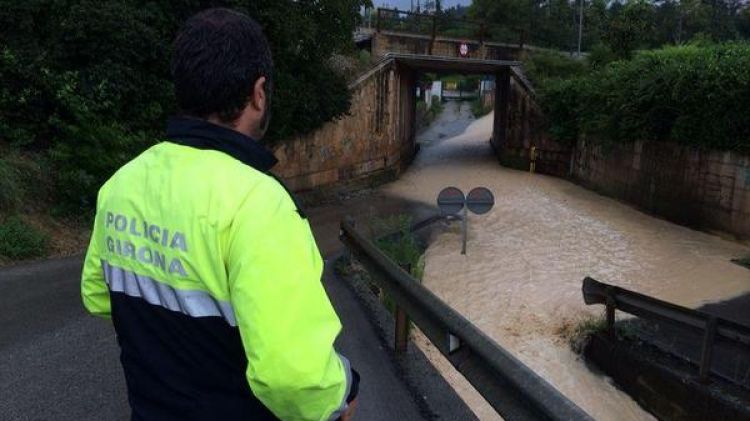 La riera de Can Camaret s'ha tallat al trànsit © Policia Municipal de Girona