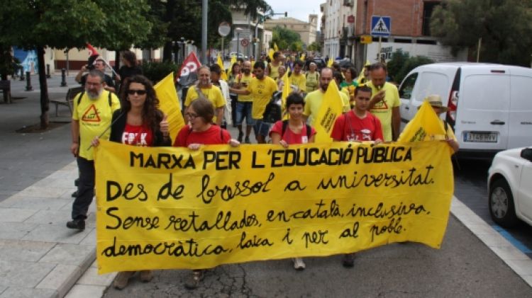 Un instant durant l'inici de la segona marxa a Salt per l'educació pública de Catalunya © ACN