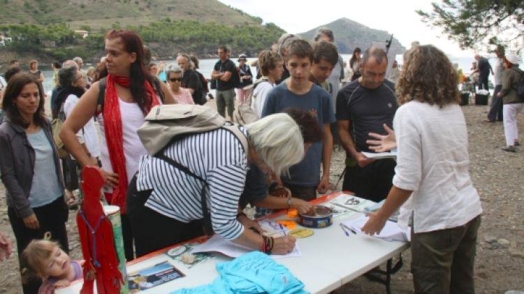 Recollida de signatures contra el projecte (arxiu) © ACN