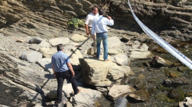 Els tècnics de Costes i l'alcalde de Cadaqués inspeccionant la cala © ACN