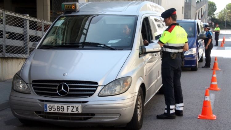 Diversos taxis aturats al control que la policia ha muntat avui a l'Aeroport de Girona © ACN