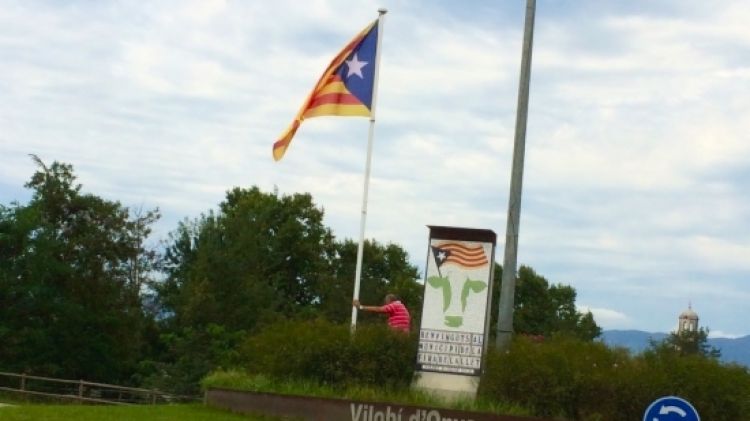 Un regidor de l'Ajuntament de Vilobí restituint l'estelada al mateix emplaçament © ACN