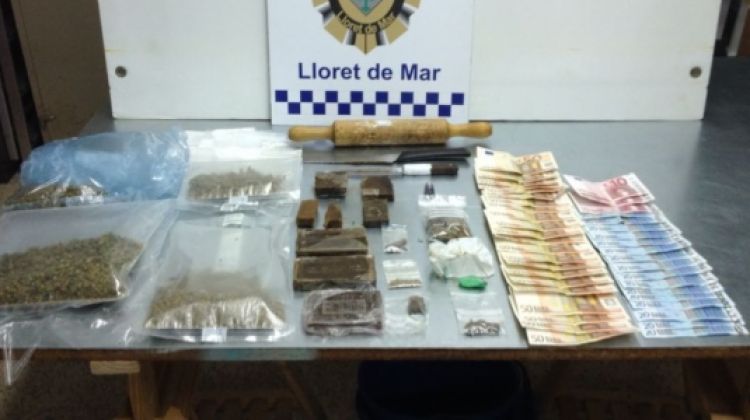Quantitat de droga i bitllets intervinguts en la inspecció del local © ACN
