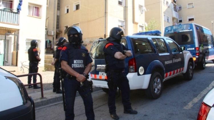 Desplegament policial al barri de la Font de la Pólvora (arxiu) © ACN