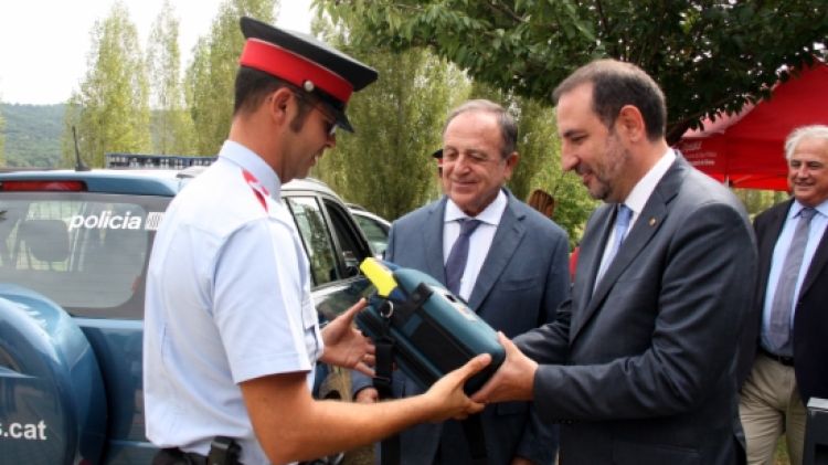El conseller Espadaler fa entrega del primer desfibril·lador © ACN