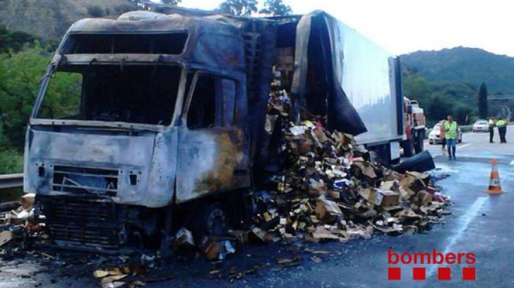 Aquest és l'estat en que ha quedat el camió incendiat © Bombers