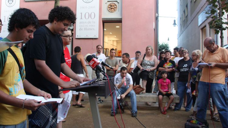 Una cinquantena de persones s'han concentrat per protestar contra el regidor de Turisme © ACN