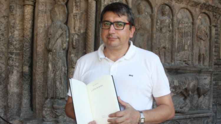 Marc Capdevila, autor de 'La bíblia de pedra', davant de la portalada de Ripoll © ACN