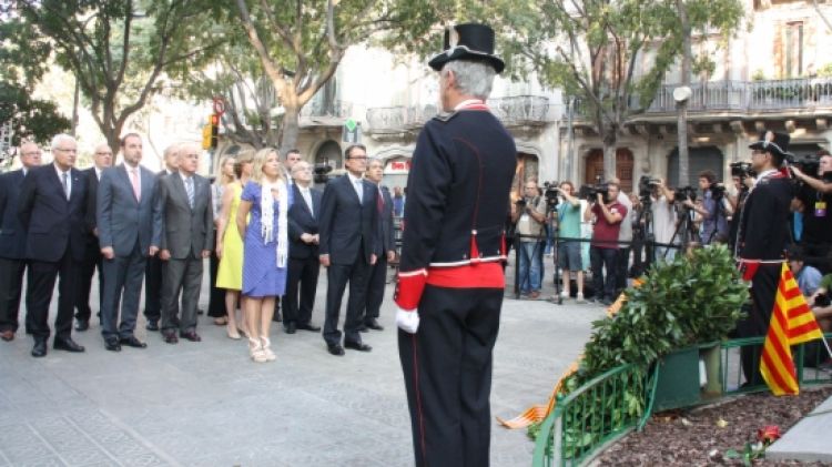 El president de la Generalitat, Artur Mas, acompanyat dels seus consellers fent l'ofrena © ACN