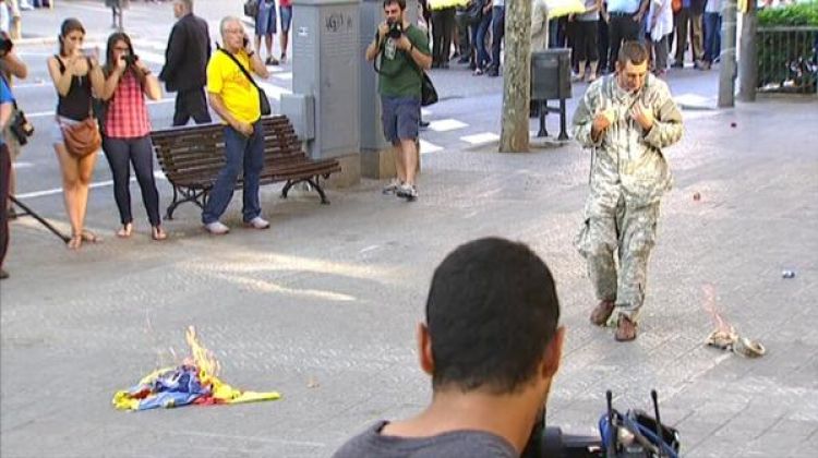 L'home amb l'estelada i el mocador cremats al terra abans de ser reduit © TV3