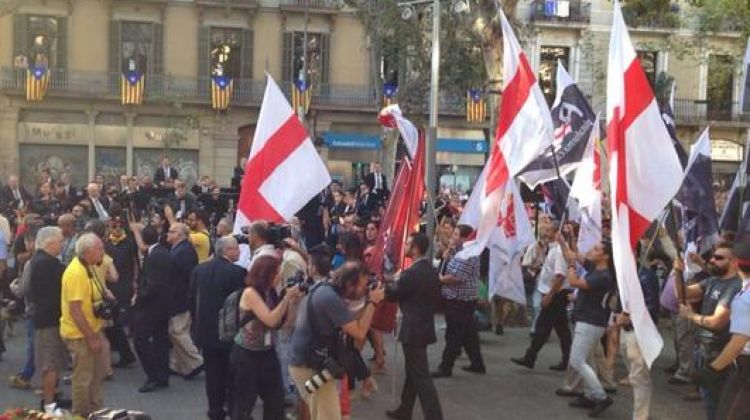 Membres de PxC abandonant l'ofrena floral per ordre dels Mossos d'Esquadra © Bernat Ferrer