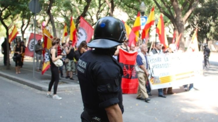 La trentena de manifestants feixistes han estat sota un fort desplegament policial © ACN