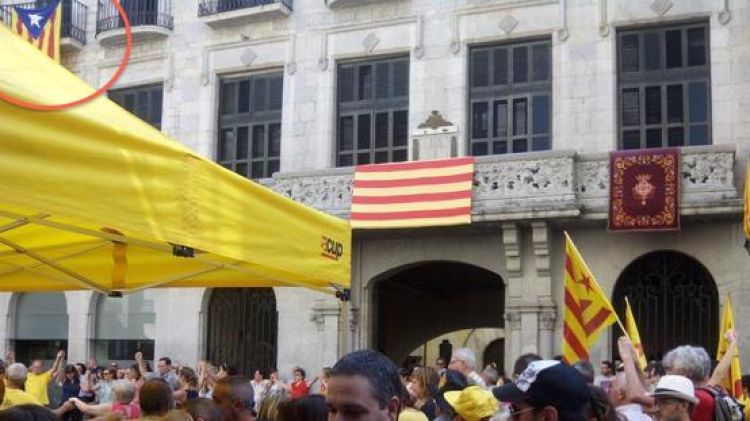 La petita estelada es pot veure en un dels balcons de la part superior esquerra de la imatge © Xavier Marquès