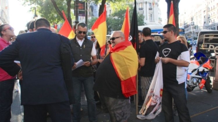 Una trentena d'ultres s'han concentrat a les portes de Blanquerna, a Madrid © ACN