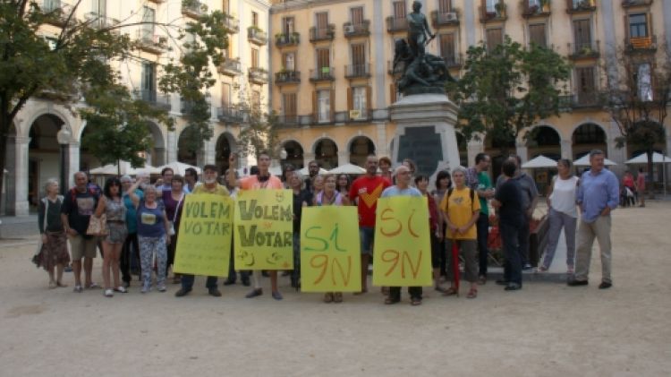 Un instant durant la concentració que els manifestants han fet a la plaça Independència de Girona © ACN