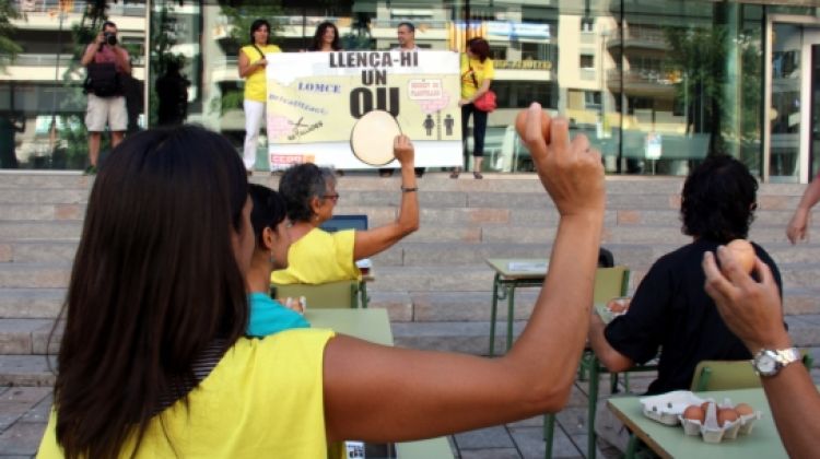 CCOO ha tret taules d'escola al carrer i ha simulat llançar ous contra la LOMCE © ACN