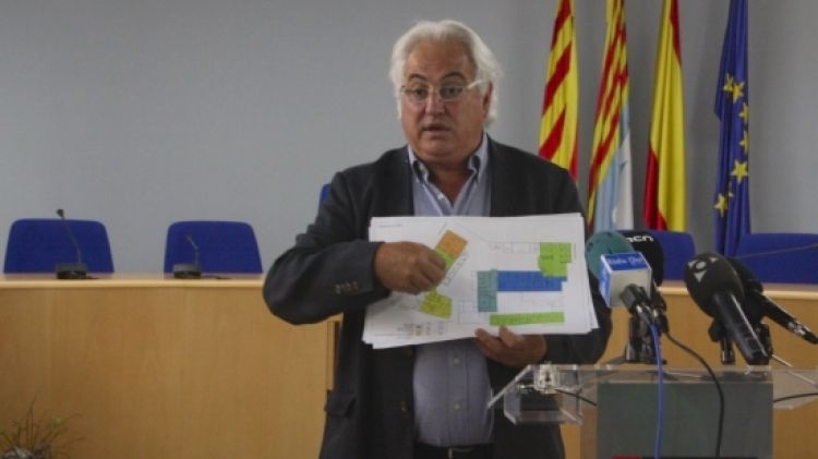 L'alcalde d'Olot, Josep Maria Corominas, amb els plànols dels nous usos que tindrà l'actual Hospital Sant Jaume © ACN