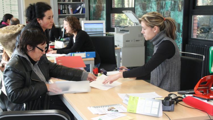 Pares presentant la preinscripció escolar, a l'Oficina Municipal d'Escolarització de Girona