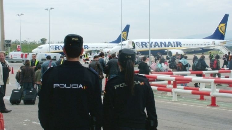 Dos agents del cos de la policia espanyola controlant l'arribada i sortida de viatgers © ACN