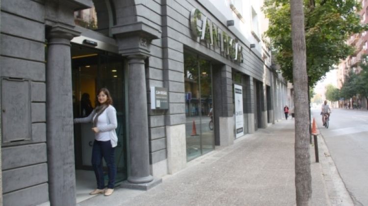 La directora de Can Regàs, Mònica Soley, entrant per la porta de la nova residència © ACN