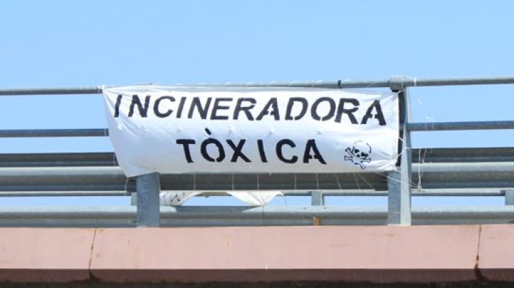 Una de les pancartes que la plataforma va clavar al seu pas per la C-65 © AG