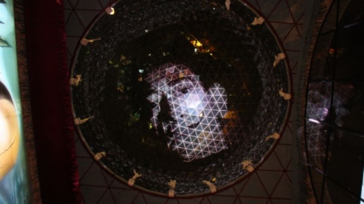 La cara de Dalí projectada a la cúpula geodèsica del Teatre-Museu Dalí © ACN