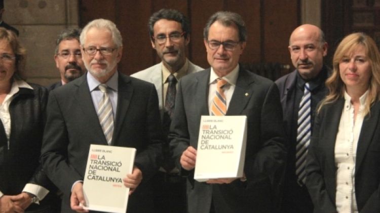 Artur Mas i Carles Viver i Pi-Sunyer, amb el Llibre Blanc a les mans © ACN