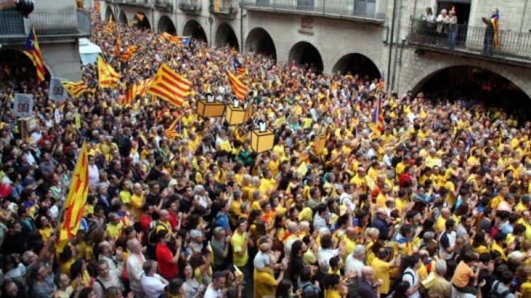 La plaça del Vi de Girona, desbordada © ACN