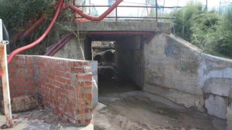 Les restes del mur de la zona de Mas Xirgu per on hauria entrat la tromba d'aigua © ACN