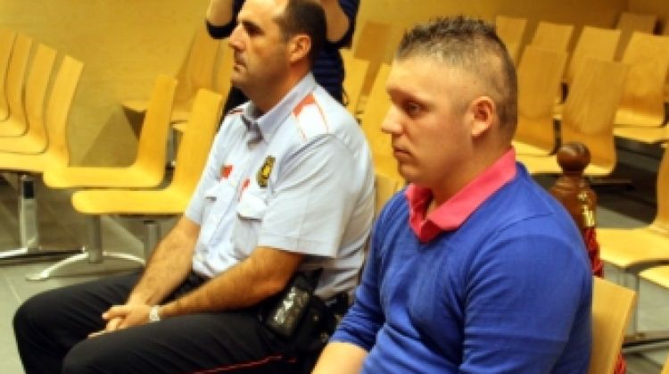L'acusat, custodiat pels Mossos d'Esquadra a l'Audiència de Girona © ACN