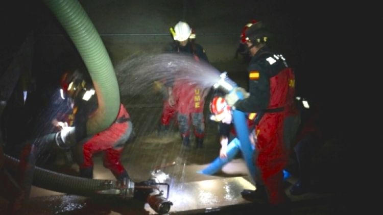 Els militars de la UME treballant a l'interior del túnel del TAV © ACN