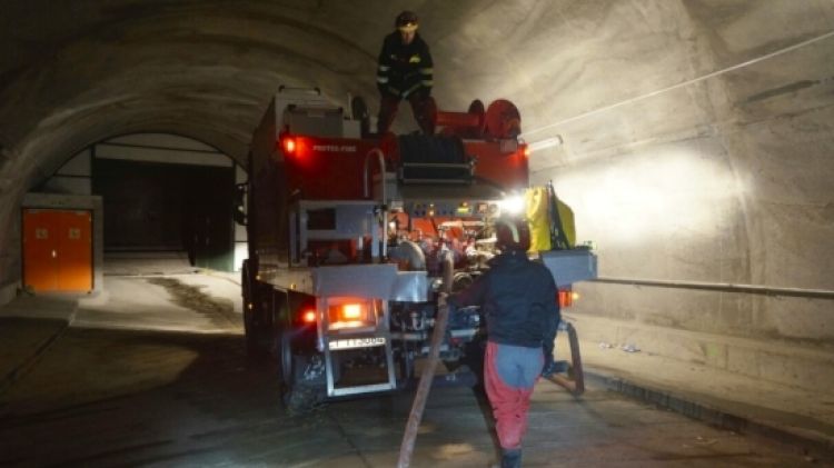 Els equips d'emergències de l'Exèrcit treballant dins el túnel © ACN