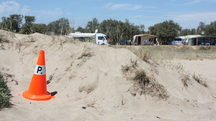 La duna on el nen de 12 anys va quedar sepultat, just davant del càmping © ACN