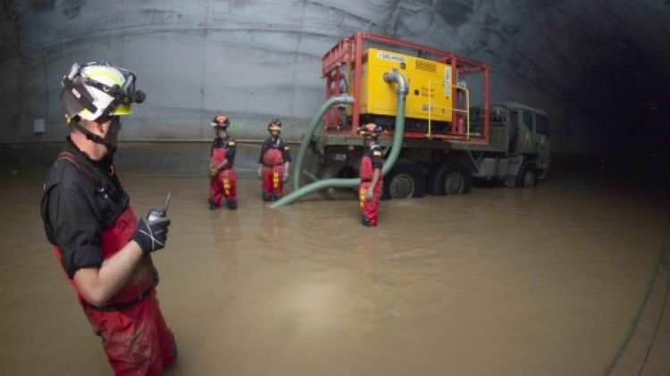 Equips de l'excèrcit traient aigua de dins el túnel en la inundació de 2014 (arxiu) © ACN