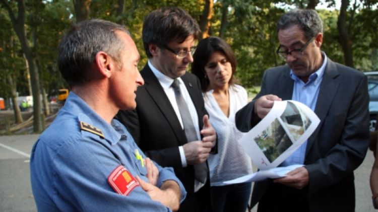 Puigdemont, Macias i Surroca parlant amb el cap d'Emergències, Enric Cano © ACN