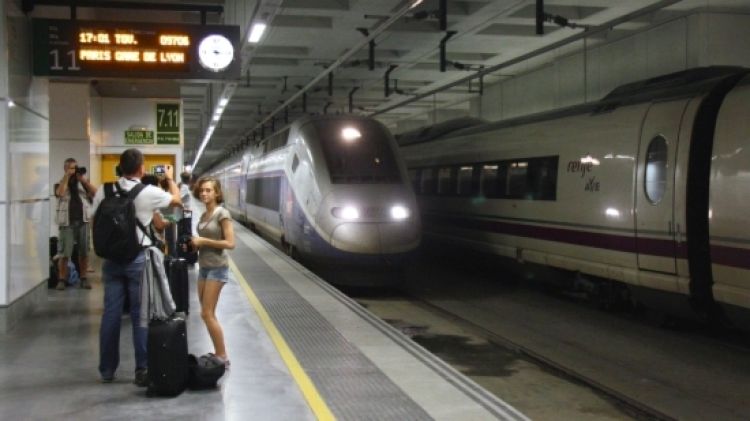 El primer tren que ha tornat a circular pel túnel de Girona en direcció Figueres © ACN