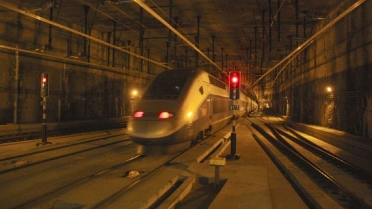 El moment en què el primer comboi del TAV marxava de l'estació de Girona en direcció París © ACN