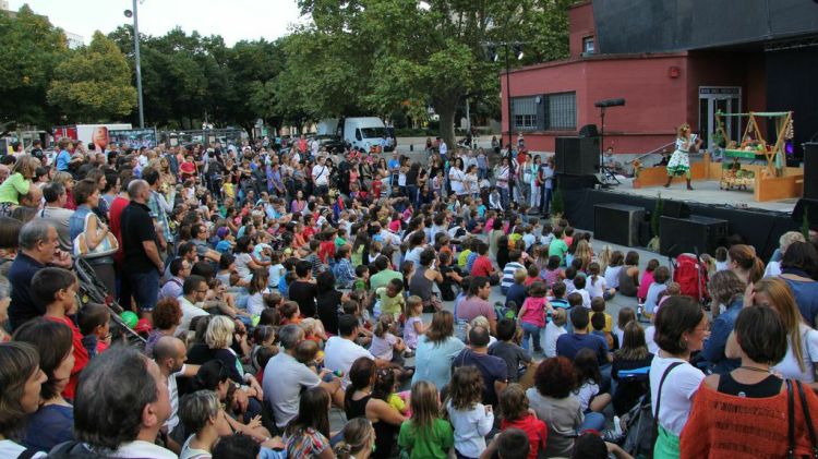 Espectacle infantil a l'exterior del mercat