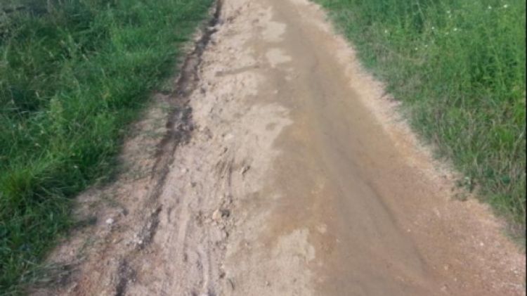 Una de les vies afectades per la pluja on es pot veure el ferm fragmentat o trencat © ACN